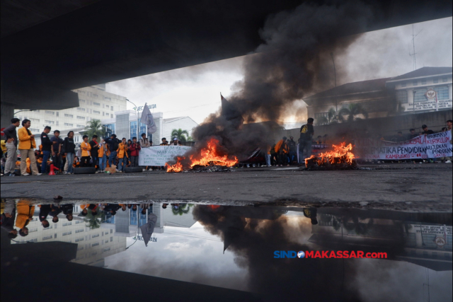 FOTO: Aksi Blokade Jalan Memperingati Hardiknas