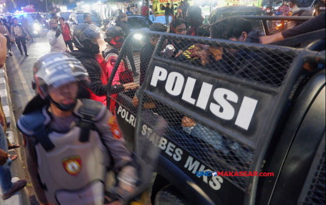 Jajaran kepolisian mengamankan puluhan mahasiswa dalam demontrasi berujung ricuh di Jalan Sultan Alauddin, Makassar, Kamis (2/5/2024).