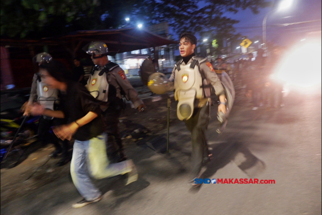 Jajaran kepolisian mengamankan puluhan mahasiswa dalam demontrasi berujung ricuh di Jalan Sultan Alauddin, Makassar, Kamis (2/5/2024).