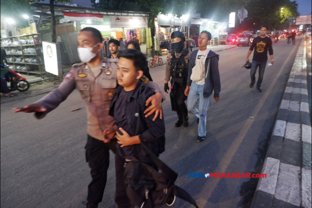 Jajaran kepolisian mengamankan puluhan mahasiswa dalam demontrasi berujung ricuh di Jalan Sultan Alauddin, Makassar, Kamis (2/5/2024).