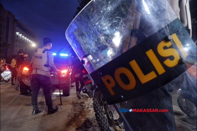 Jajaran kepolisian mengamankan puluhan mahasiswa dalam demontrasi berujung ricuh di Jalan Sultan Alauddin, Makassar, Kamis (2/5/2024).