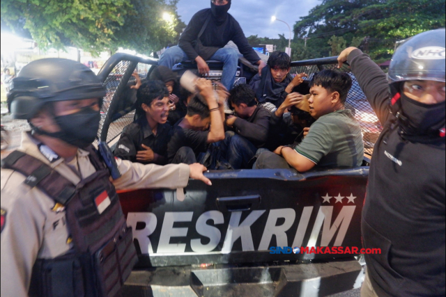 Jajaran kepolisian mengamankan puluhan mahasiswa dalam demontrasi berujung ricuh di Jalan Sultan Alauddin, Makassar, Kamis (2/5/2024).