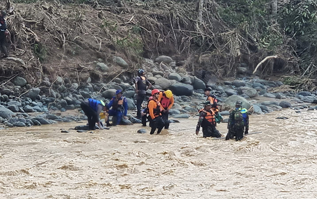 Sebanyak 52 warga yang berada di Desa Kadundung, Kecamatan Latimojong Kabupaten Luwu yang terisolir akibar banjir bandang dan longsor dievakuasi tim SAR Gabungan, Selasa, (07/05/2024).