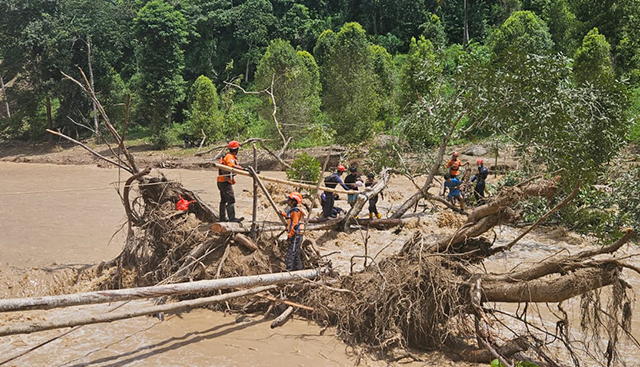 Sebanyak 52 warga yang berada di Desa Kadundung, Kecamatan Latimojong Kabupaten Luwu yang terisolir akibar banjir bandang dan longsor dievakuasi tim SAR Gabungan, Selasa, (07/05/2024).