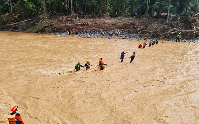 Sebanyak 52 warga yang berada di Desa Kadundung, Kecamatan Latimojong Kabupaten Luwu yang terisolir akibar banjir bandang dan longsor dievakuasi tim SAR Gabungan, Selasa, (07/05/2024).