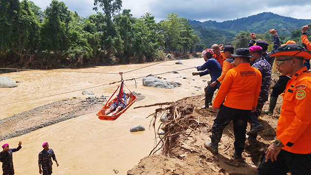 Sebanyak 52 warga yang berada di Desa Kadundung, Kecamatan Latimojong Kabupaten Luwu yang terisolir akibar banjir bandang dan longsor dievakuasi tim SAR Gabungan, Selasa, (07/05/2024).