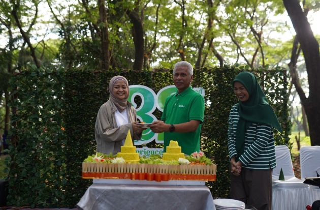 COO Kalla Land M Natsir Mardan memberikan potongan tumpeng kepada People and Culture Director KALLA Disa Rizky Novianty. Hal itu menandai perayaan HUT Bukit Baruga dan BWP.