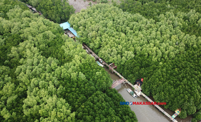 Ekowisata Mangrove Lantebung menawarkan pemandangan indah, yakni perpaduan antara pantai dan pepohonan mangrove yang rimbun sehingga suasana di sekitar juga sejuk.