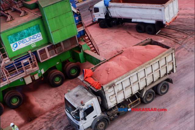 Proses bongkar muat pupuk di Pelabuhan Makassar, Sulawesi Selatan, Selasa (28/5/2024).