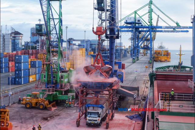 Proses bongkar muat pupuk di Pelabuhan Makassar, Sulawesi Selatan, Selasa (28/5/2024).