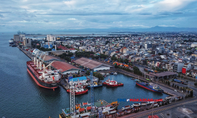 Proses bongkar muat di Pelabuhan Makassar, Sulawesi Selatan, Selasa (28/5/2024).