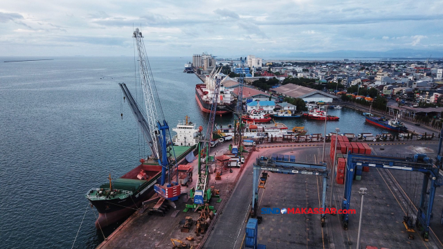 Proses bongkar muat pupuk di Pelabuhan Makassar, Sulawesi Selatan, Selasa (28/5/2024).