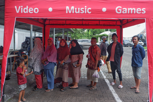 Suasana pembagian daging hewan kurban di area GraPARI Jalan AP Pettarani, Makassar, Senin (17/6/2024).