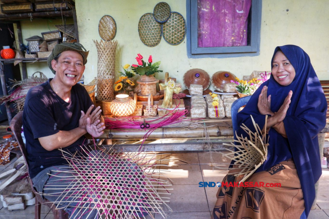 Pasangan suami istri Dani (54 tahun) dan Hasna Bulan (54 tahun) pemilik usaha kerajinan Kriya Bambu Wulandani Maju di Desa Damai, Kecamatan Tanralili, Kabupaten Maros, Jumat (21/6/2024).