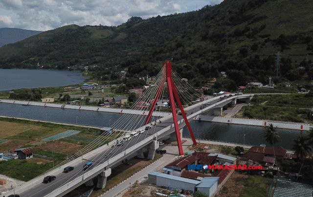 Bus Damri saat melintas di Jembatan Aek Tano Ponggol membuka peluang pengembangan pariwisata Pulau Samosir, Sumatera Utara, Senin (24/6/2024).