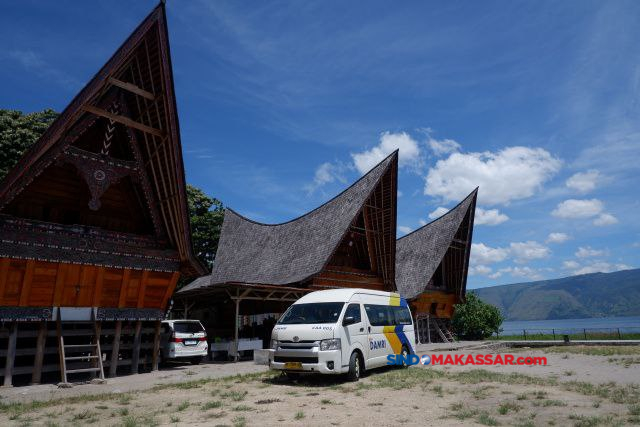 Bus Damri saat melintas di kawasan Huta Siallagan, Ambarita, Simanindo, Samosir, Sumatera Utara, Senin (24/6/2024).