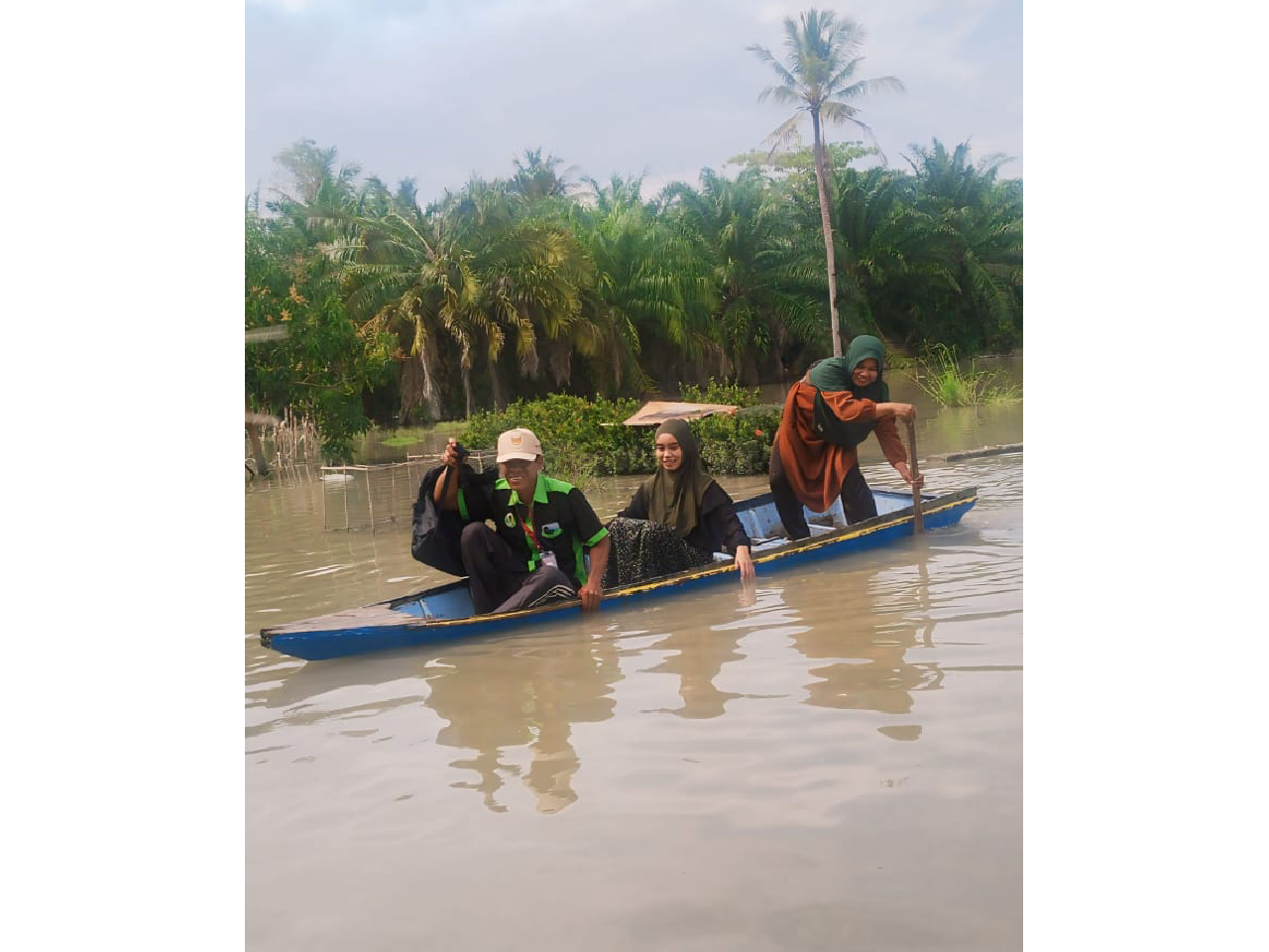 Petugas Pantarlih, I Ketut Rastajaya naik perahu saat melakukan coklit di TPS 003 Dusun Padangnge, Desa Pute Mata, Kecamatan Malangke, Kabupaten Luwu Utara. Foto: Dok KPU Lutra