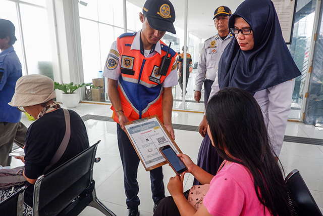 Melalui aplikasi Mitra Darat yang diluncurkan Ditjen Hubdat Kemenhub, pengguna Trans Metro Deli bisa mengecek posisi bus terkini sesuai koridor rute yang akan ditumpangi.