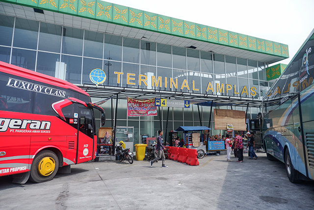 Terminal Amplas melayani trayek Angkutan Antar Kota Antar Provinsi (AKAP), Angkutan Kota Dalam Provinsi (AKDP), angkutan kota (Angkot) dan trayek Trans Metro Deli.