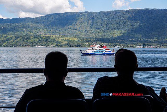 Aktivitas penyebrangan kapal Ferry di Kabupaten Toba Samosir, Sumatra Utara.