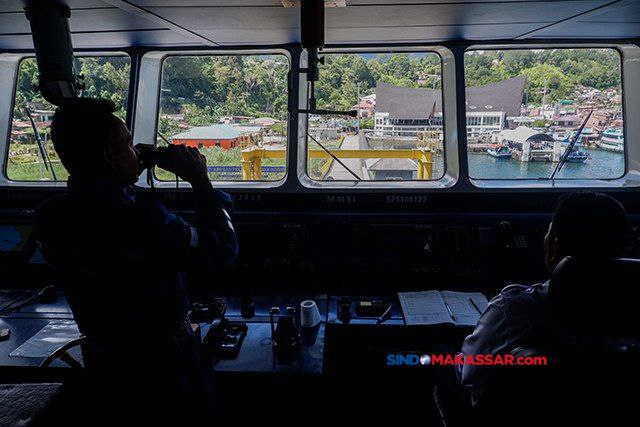 Aktivitas penyebrangan di Pelabuhan Ferry Ajibata, Kabupaten Toba Samosir, Sumatra Utara.