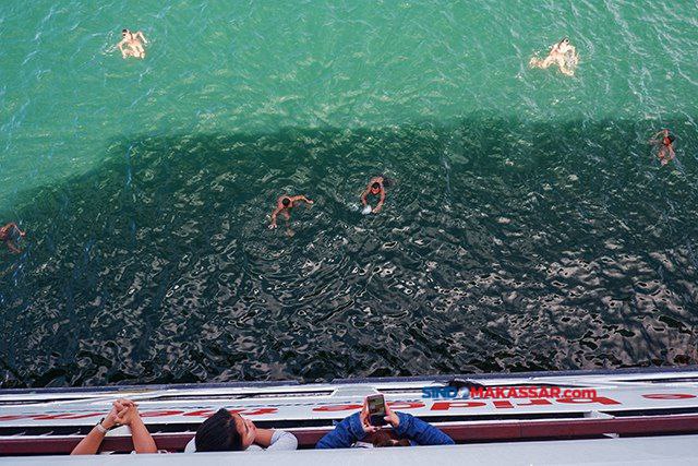 Sejumlah anak berenang di area Pelabuhan Ferry Ajibata, Kabupaten Toba Samosir, Sumatra Utara.