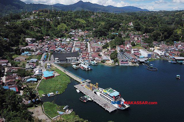 Aktivitas penyebrangan di Pelabuhan Ferry Ajibata, Kabupaten Toba Samosir, Sumatra Utara.