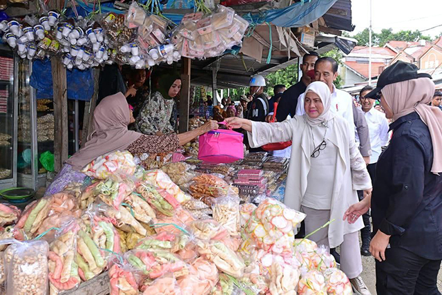 Ibu Iriana Joko Widodo  meninjau Pasar Palakka, Kabupaten Bone, Sulawesi Selatan.