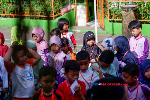 Sejumlah siswa SD Inpres Perumnas Antang 1 menggelar Masa Pengenalan Lingkungan Sekolah (MPLS) di Makassar.