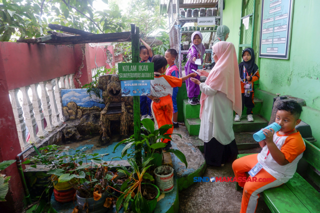 Sejumlah siswa SD Inpres Perumnas Antang 1 menggelar Masa Pengenalan Lingkungan Sekolah (MPLS) di Makassar.