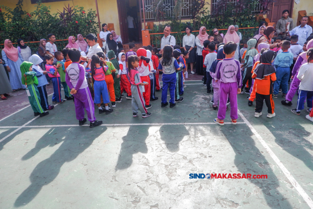 Sejumlah siswa SD Inpres Perumnas Antang 1 menggelar Masa Pengenalan Lingkungan Sekolah (MPLS) di Makassar.