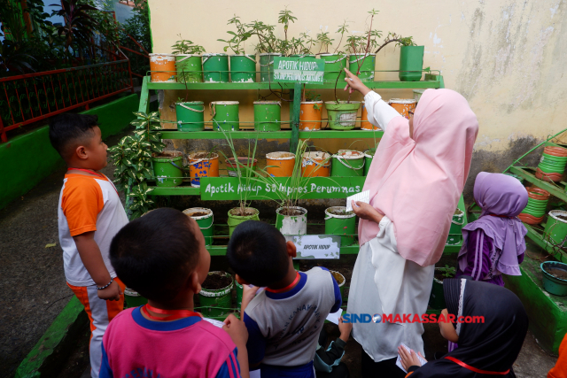 Sejumlah siswa SD Inpres Perumnas Antang 1 menggelar Masa Pengenalan Lingkungan Sekolah (MPLS) di Makassar.