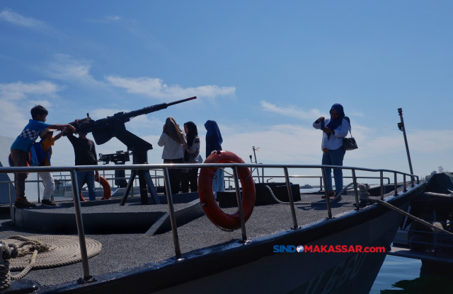 Sejumlah pengunjung di atas Kapal KRI di Mako Pangkalan Utama TNI AL VI (Lantamal VI), Makassar, Minggu (14/7/2024).