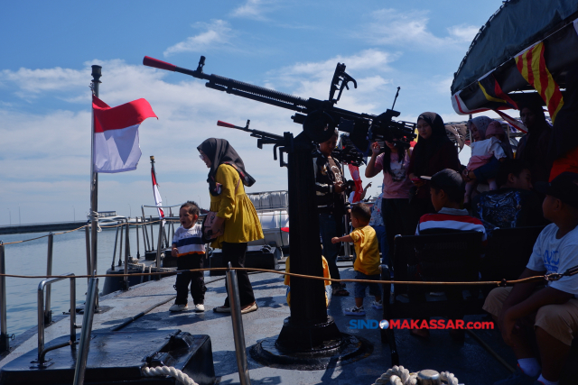 Sejumlah pengunjung di atas Kapal KRI di Mako Pangkalan Utama TNI AL VI (Lantamal VI), Makassar, Minggu (14/7/2024).