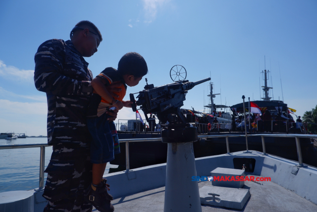 Sejumlah pengunjung di atas Kapal KRI di Mako Pangkalan Utama TNI AL VI (Lantamal VI), Makassar, Minggu (14/7/2024).