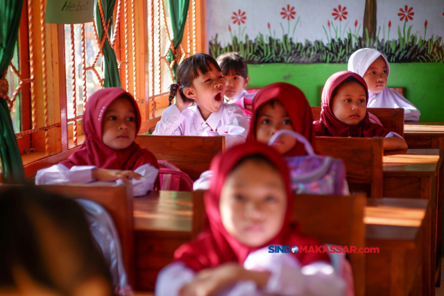 Berbagai ekspresi ngantuk siswa saat hari pertama masuk sekolah di SD Inpres Perumnas Antang 1, Makassar.