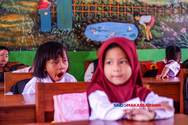 Berbagai ekspresi ngantuk siswa saat hari pertama masuk sekolah di SD Inpres Perumnas Antang 1, Makassar.