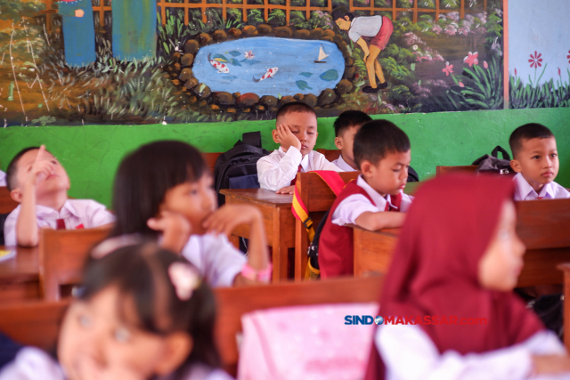 Berbagai ekspresi ngantuk siswa saat hari pertama masuk sekolah di SD Inpres Perumnas Antang 1, Makassar.