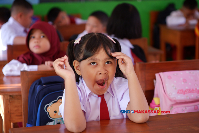 FOTO: Hari Pertama Sekolah, Ekspresi Anak-Anak Dalam Kelas yang Mengantuk