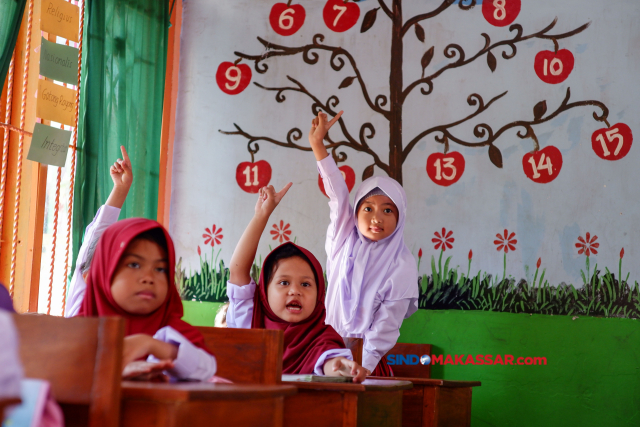 Hari pertama masuk sekolah menjadi momen istimewa bagi orang tua melihat anaknya masuk sekolah menerima pelajaran dari guru.