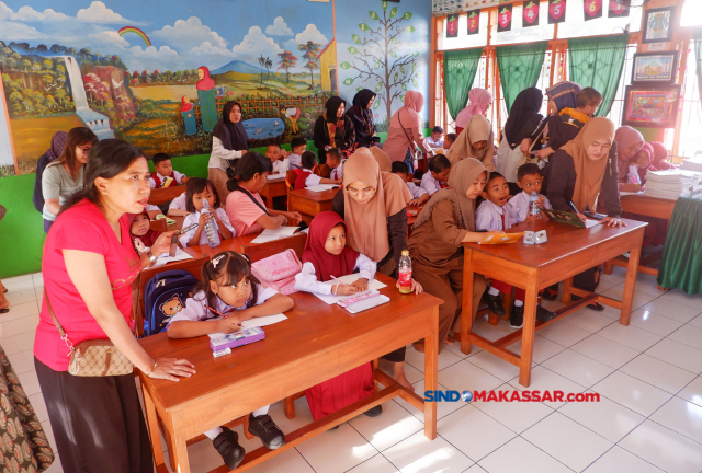 Hari pertama masuk sekolah menjadi momen istimewa bagi orang tua melihat anaknya masuk sekolah menerima pelajaran dari guru.