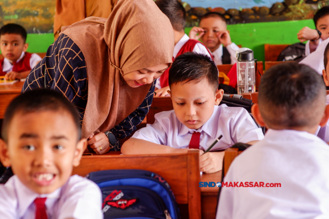 Sejumlah orang tua mendampingi anaknya saat hari pertama masuk sekolah di SD Inpres Perumnas Antang 1, Makassar.