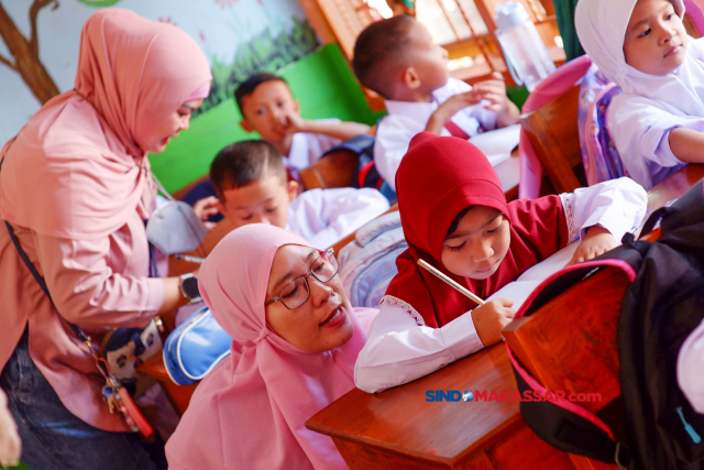 Sejumlah orang tua mendampingi anaknya saat hari pertama masuk sekolah di SD Inpres Perumnas Antang 1, Makassar.