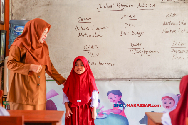 Hari pertama masuk sekolah menjadi momen istimewa bagi orang tua melihat anaknya masuk sekolah menerima pelajaran dari guru.