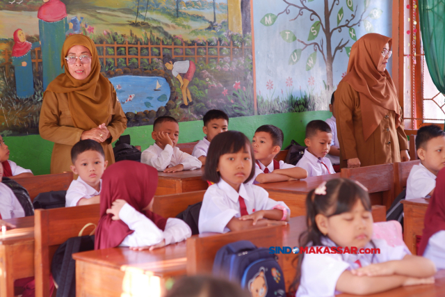 Hari pertama masuk sekolah menjadi momen istimewa bagi orang tua melihat anaknya masuk sekolah menerima pelajaran dari guru.