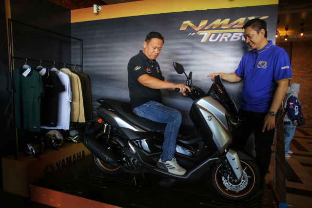 GM PT. Suracojaya Abadimotor Frengky J Tunandar (kanan) bersama Chief territory VII Yamaha Indonesia Paul Himawan berbincang saat peluncuruan Nmax Turbo di Makassar, Sulawesi Selatan, Sabtu (20/7/2024).