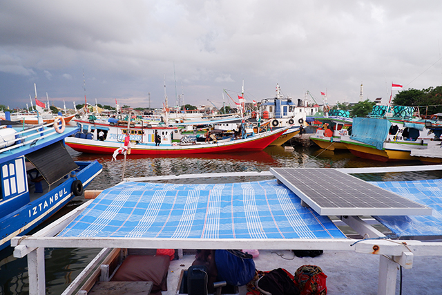 Aktivitas nelayang di Pelabuhan Paotere. Sementara itu, beberapa nelayang memantau sidang pembacaan putusan terdakwa kasus dugaan pemerasan dan gratifikasi di Kementerian Pertanian Syahrul Yasin Limpo (SYL)