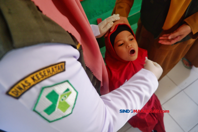 Tim Kesehatan memberikan Pekan Imunisasi Nasional (PIN) Polio kepada siswa SD Inpres Perumnas Antang, Makassar.