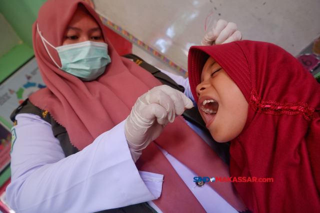 Tim Kesehatan memberikan Pekan Imunisasi Nasional (PIN) Polio kepada siswa SD Inpres Perumnas Antang, Makassar.