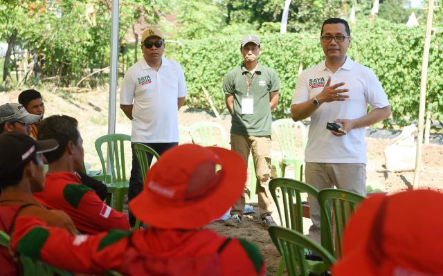 Glenn Pardede, Managing Director PT East West Seed Indonesia (kanan) didampingi Ganesh Pamugar Satygraha, Commercial Director PT East West Seed Indonesia (kiri) memberi penyuluhan kepada para petani lokal di acara Festival Panen Makmur di Takalar, Sulawesi Selatan (23/7).